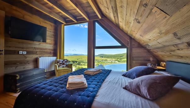 Room Val d'Enfer, room with view of the Monts du Cantal
