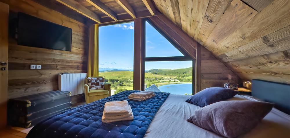 Room Val d'Enfer, room with view of the Monts du Cantal