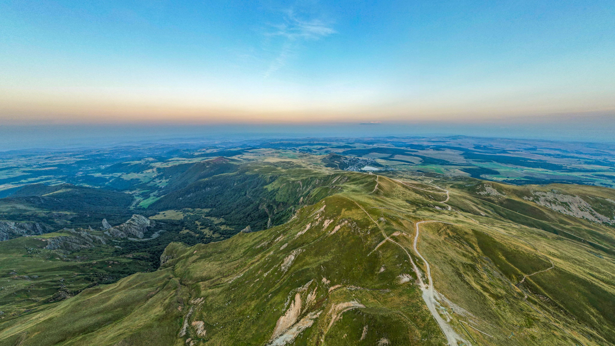 Puy de Sancy, panorama over Super Besse and the Chaudefour Valley