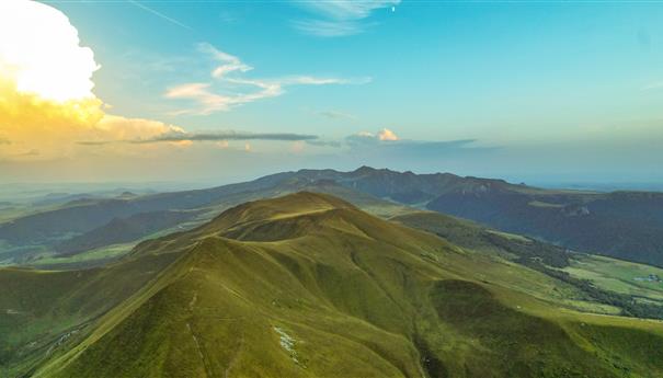 Puy de la Tache, the peaks of the Massif Adventif and the Massif du Sancy