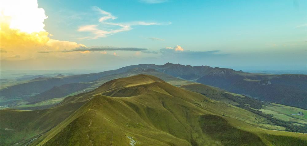 Puy de la Tache, the peaks of the Massif Adventif and the Massif du Sancy
