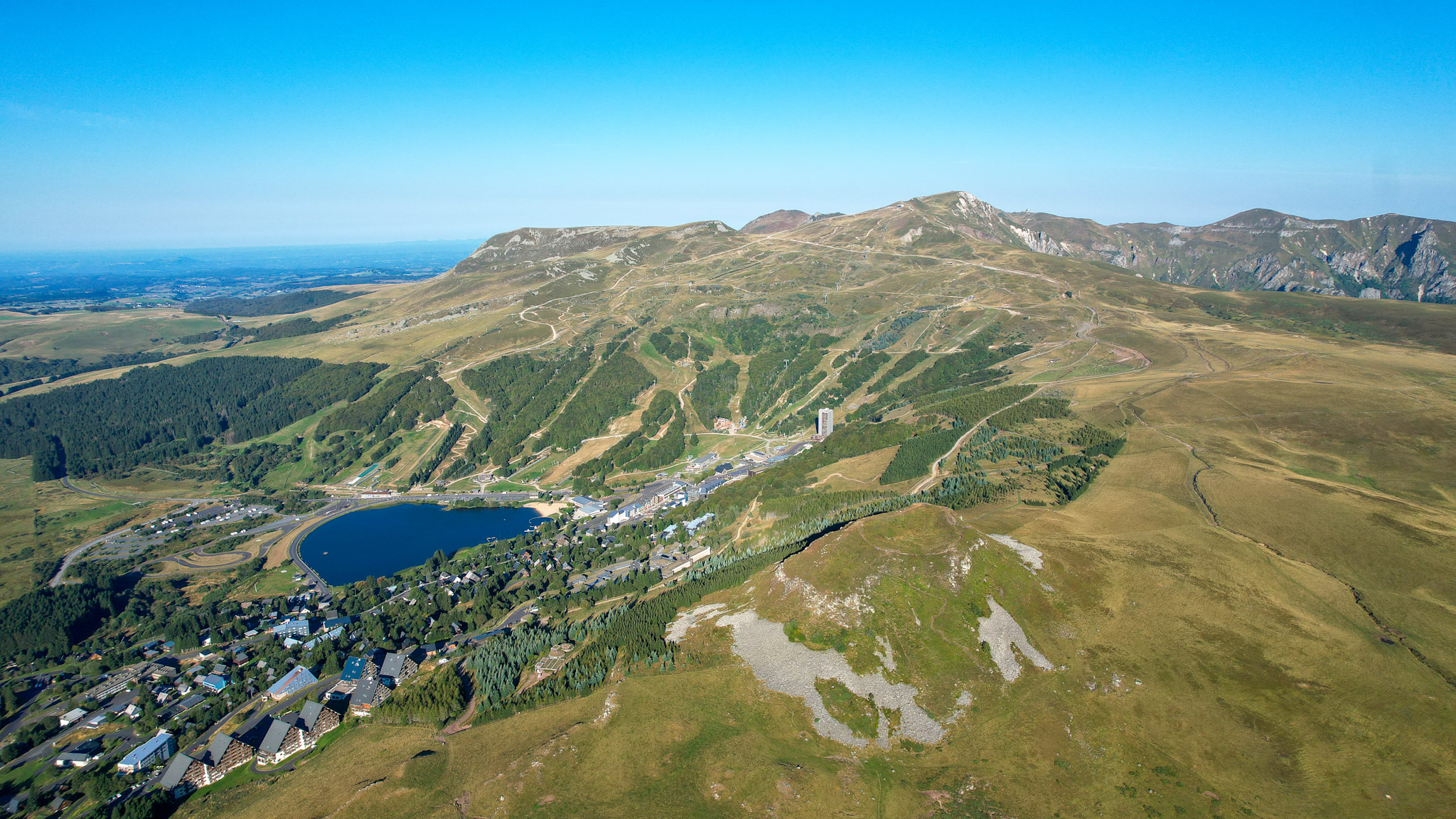 The Super Besse resort and its area, from Puy de Chambourguet to the slopes of Puy de Paillaret