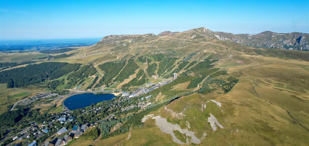 The Super Besse resort and its area, from Puy de Chambourguet to the slopes of Puy de Paillaret