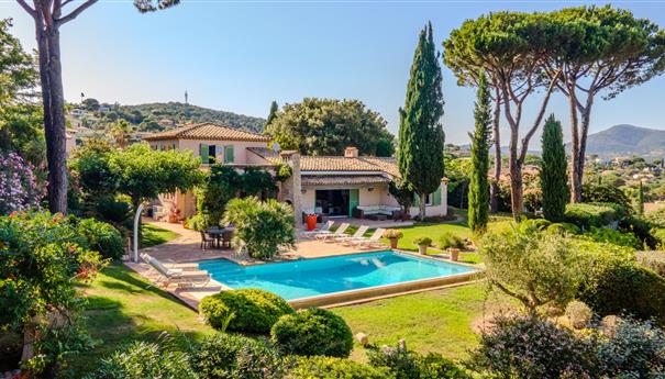 Provencal villa in Saint Maxime, wooded park, private swimming pool and view of the Golde de Saint Tropez