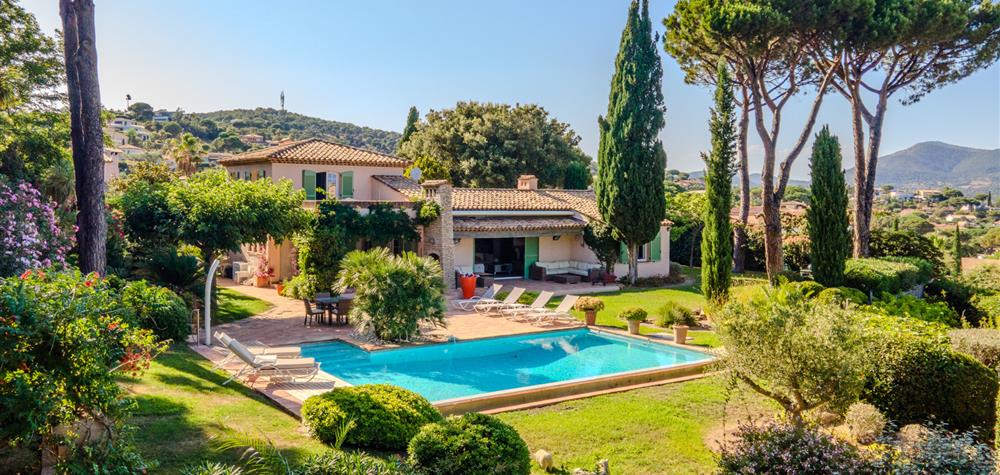 Provencal villa in Saint Maxime, wooded park, private swimming pool and view of the Golde de Saint Tropez