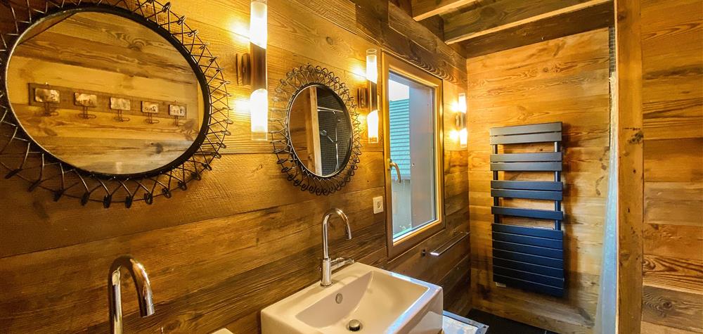Bathroom in the Anorak Super Besse chalet