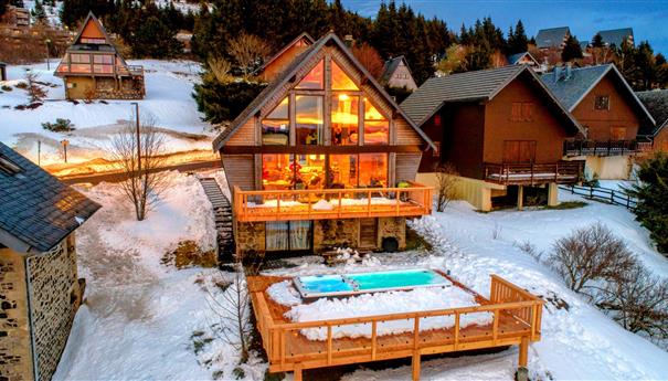 Exceptional holiday cottage in Super Besse, with a swimming spa overlooking the Lac des Hermines