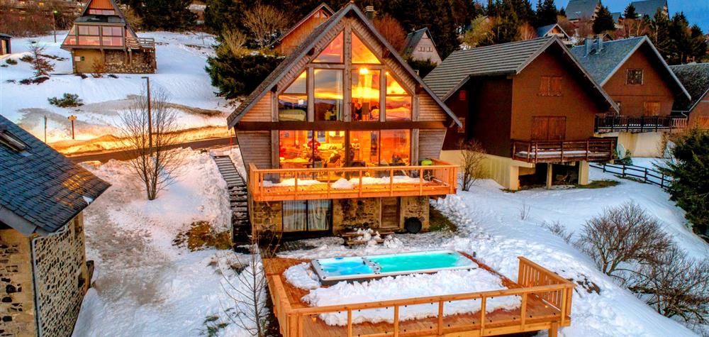 Exceptional holiday cottage in Super Besse, with a swimming spa overlooking the Lac des Hermines